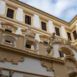 All�altezza del primo livello, nella parte centrale dello stabile, si apre la raffinata terrazza balaustrata. Di quest�ultima colpisce il parapetto su cui poggiano una teoria di archi a tutto sesto, inquadrati da lesene che reggono una leggera cornice